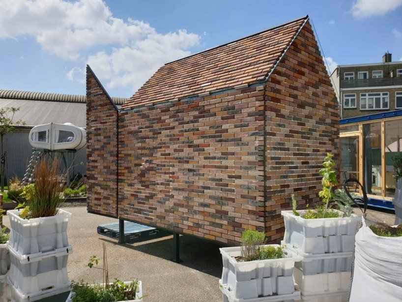 鹿特丹的文化露营地让您睡在由升级材料制成的奇特小屋中