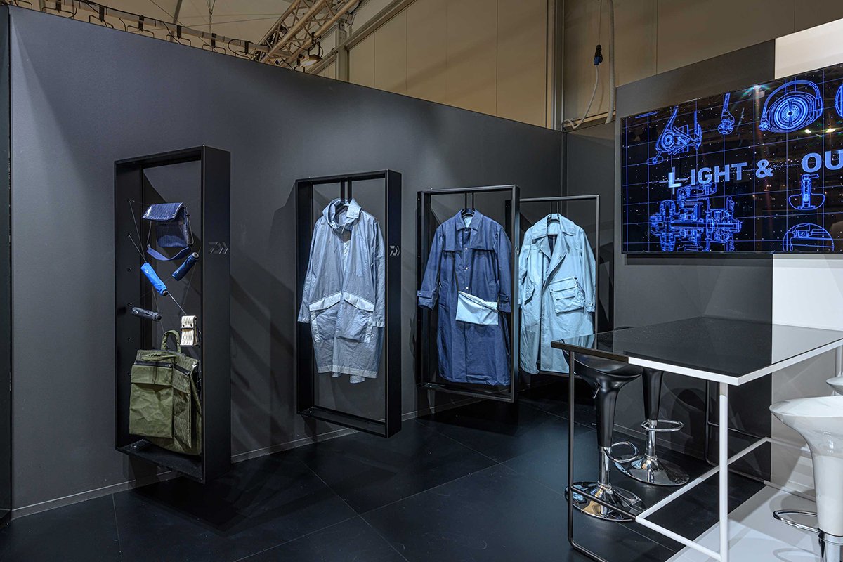 D-VEC 展览装置由 WEA / Pitti Uomo 96 / D-VEC Tokyo 设计，吸引异性