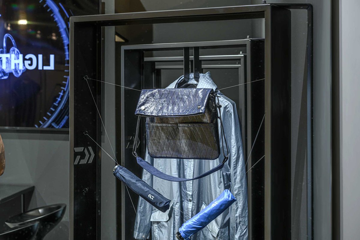 D-VEC 展览装置由 WEA / Pitti Uomo 96 / D-VEC Tokyo 设计，吸引异性