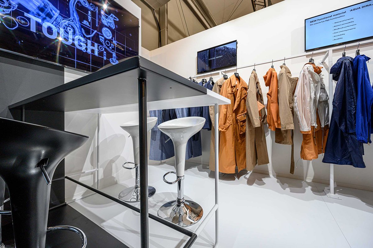 D-VEC 展览装置由 WEA / Pitti Uomo 96 / D-VEC Tokyo 设计，吸引异性