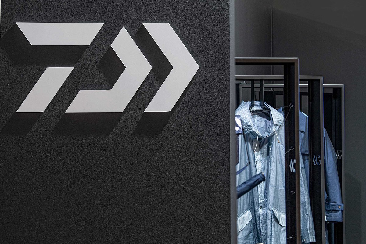 D-VEC 展览装置由 WEA / Pitti Uomo 96 / D-VEC Tokyo 设计，吸引异性