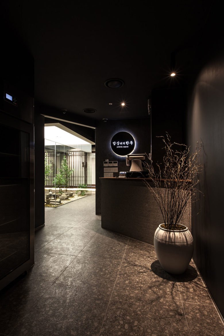 “餐桌上的韩国牛肉餐”内部