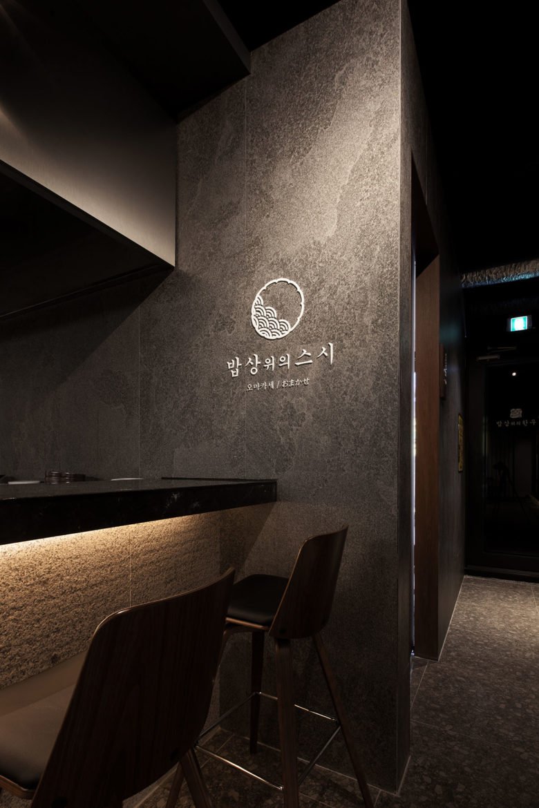 “餐桌上的韩国牛肉餐”内部