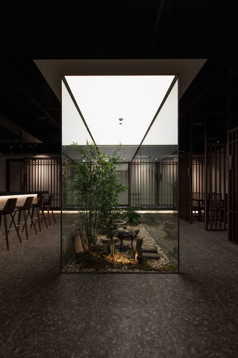 “餐桌上的韩国牛肉餐”内部