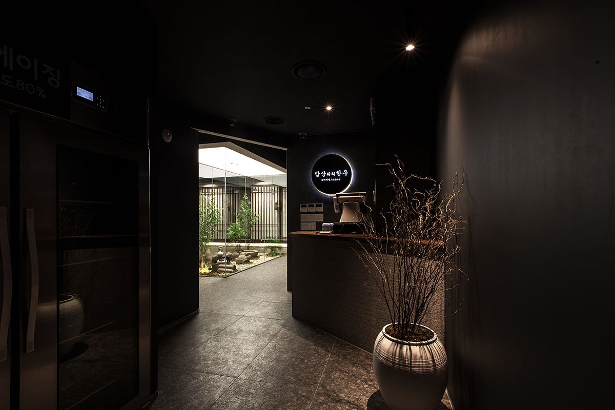 “餐桌上的韩国牛肉餐”内部