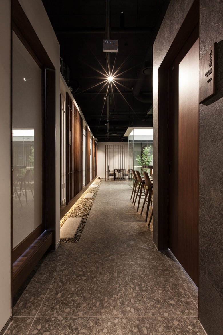 “餐桌上的韩国牛肉餐”内部