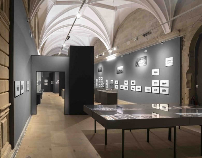 “在烟和雾之间。Sigfrido Koch Bengoechea”展览设计