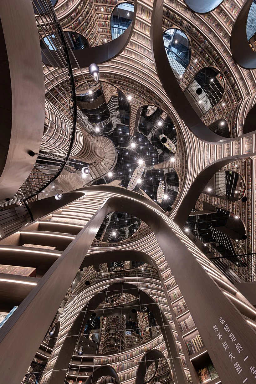 x+living in china 的高高书架弧线组织了迷人的书店内部