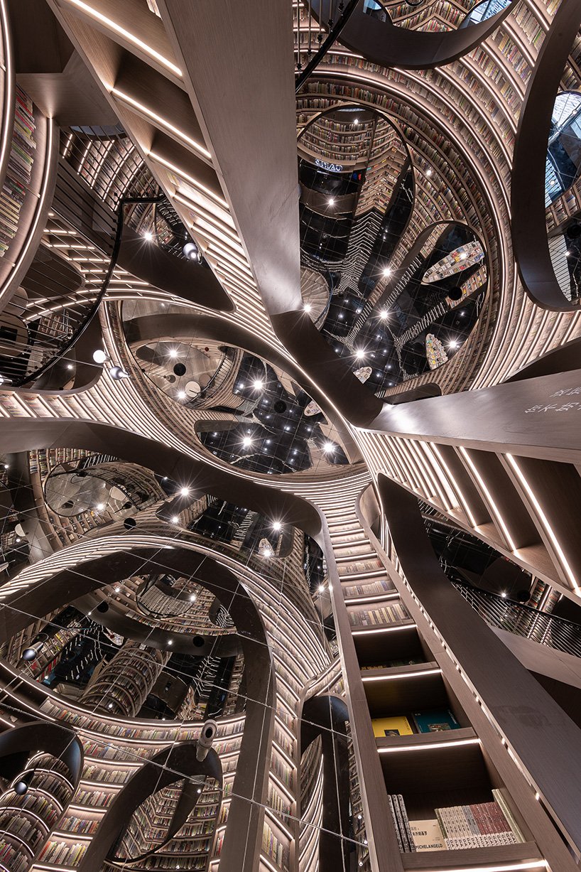 x+living in china 的高高书架弧线组织了迷人的书店内部