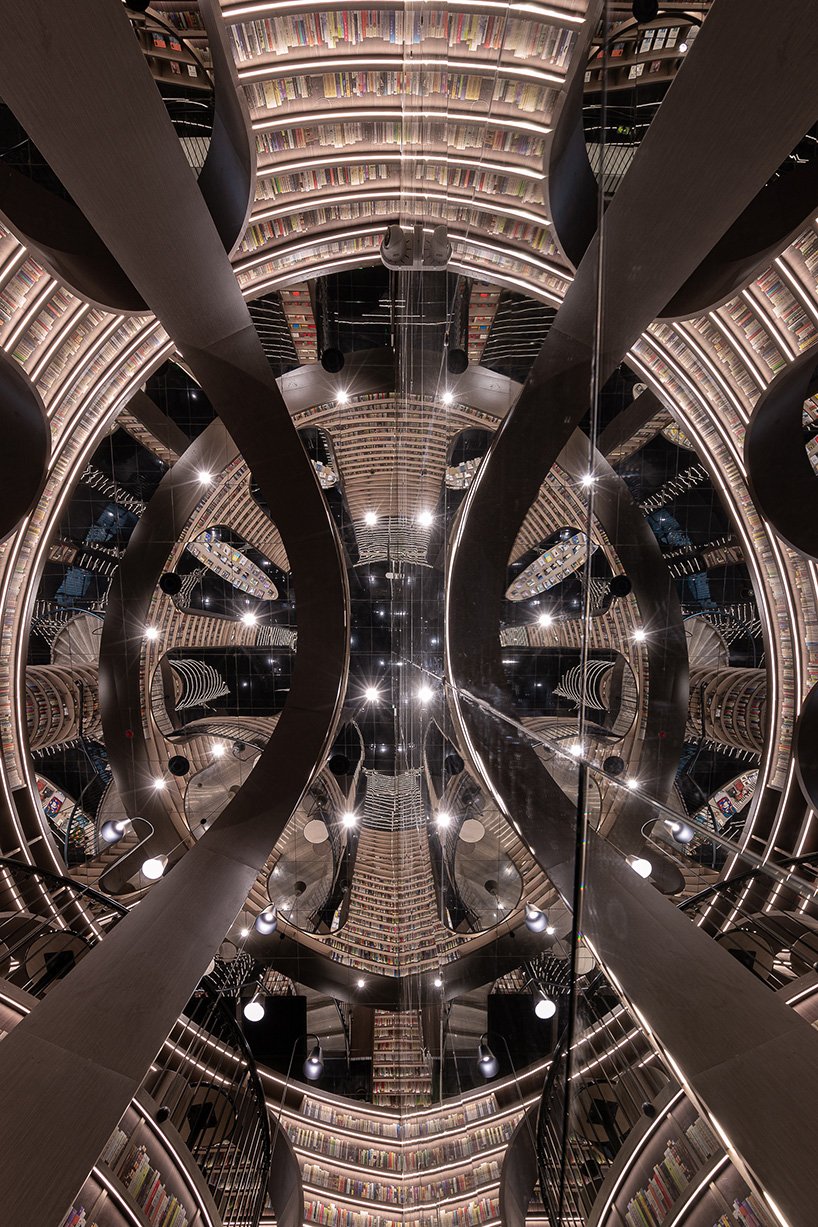 x+living in china 的高高书架弧线组织了迷人的书店内部