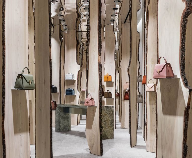 意大利米兰 Valextra 商店的“森林”装置,由隈研吾设计 意大利米兰 Valextra 商店的“森林”装置,由隈研吾设计