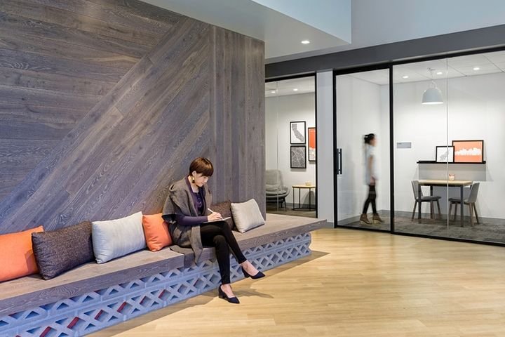 Gensler 设计的 eBay 办公室自助餐厅，圣何塞 – 加利福尼亚州