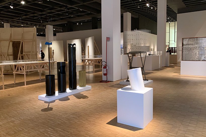 汉斯·乌尔里希·奥布里斯特 (hans ulrich obrist) 讨论米兰三年展恩佐·马里 (enzo mari) 展览的策展