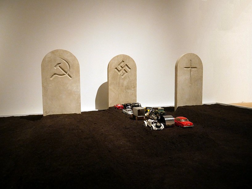 汉斯·乌尔里希·奥布里斯特 (hans ulrich obrist) 讨论米兰三年展恩佐·马里 (enzo mari) 展览的策展