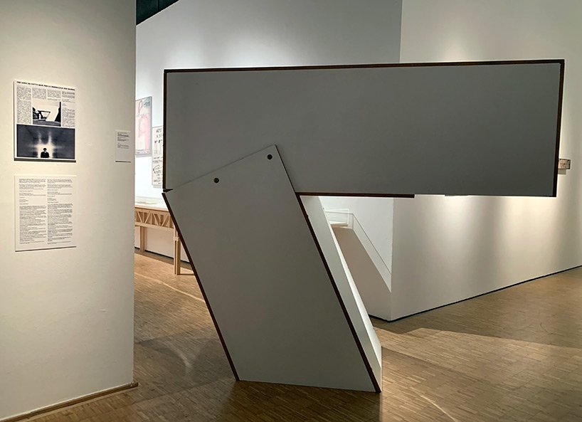 汉斯·乌尔里希·奥布里斯特 (hans ulrich obrist) 讨论米兰三年展恩佐·马里 (enzo mari) 展览的策展