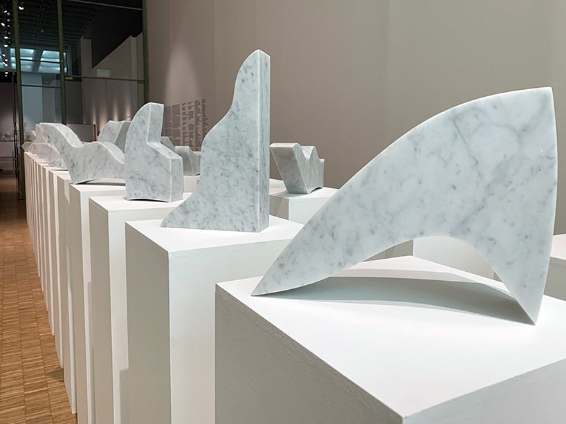 汉斯·乌尔里希·奥布里斯特 (hans ulrich obrist) 讨论米兰三年展恩佐·马里 (enzo mari) 展览的策展