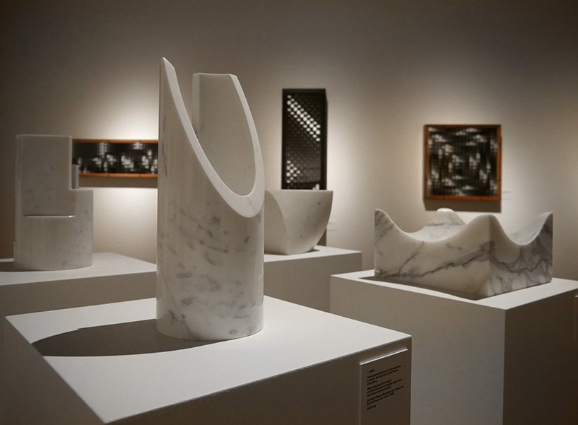 汉斯·乌尔里希·奥布里斯特 (hans ulrich obrist) 讨论米兰三年展恩佐·马里 (enzo mari) 展览的策展