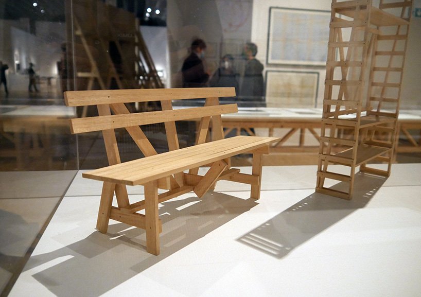 汉斯·乌尔里希·奥布里斯特 (hans ulrich obrist) 讨论米兰三年展恩佐·马里 (enzo mari) 展览的策展