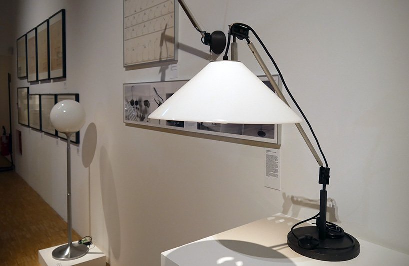 汉斯·乌尔里希·奥布里斯特 (hans ulrich obrist) 讨论米兰三年展恩佐·马里 (enzo mari) 展览的策展