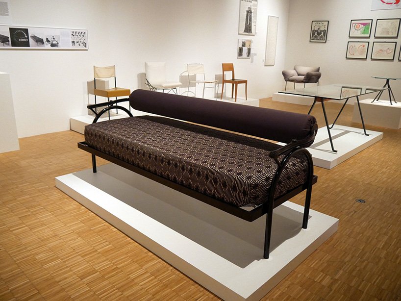 汉斯·乌尔里希·奥布里斯特 (hans ulrich obrist) 讨论米兰三年展恩佐·马里 (enzo mari) 展览的策展