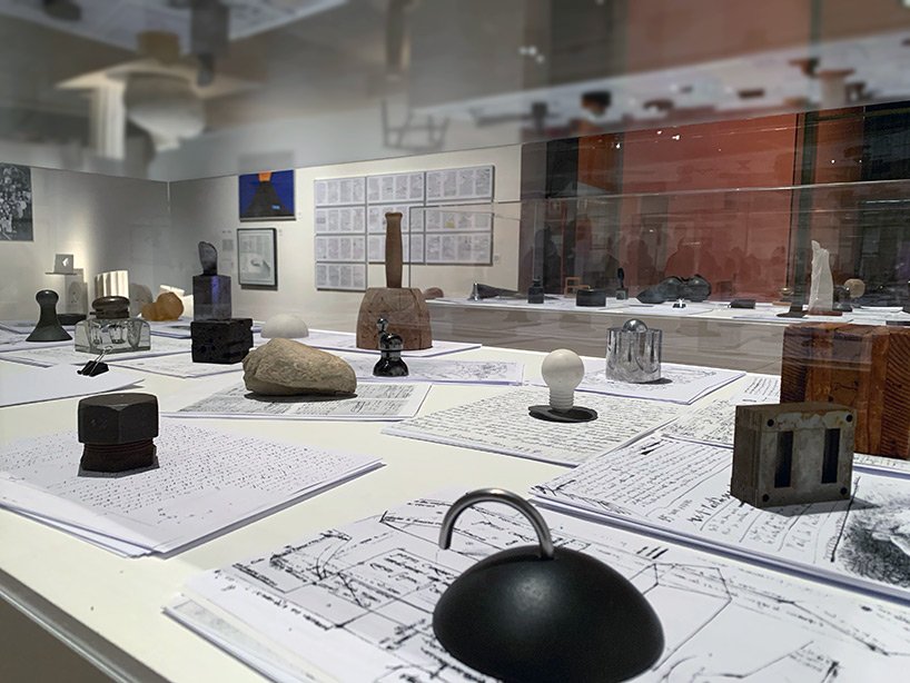 汉斯·乌尔里希·奥布里斯特 (hans ulrich obrist) 讨论米兰三年展恩佐·马里 (enzo mari) 展览的策展