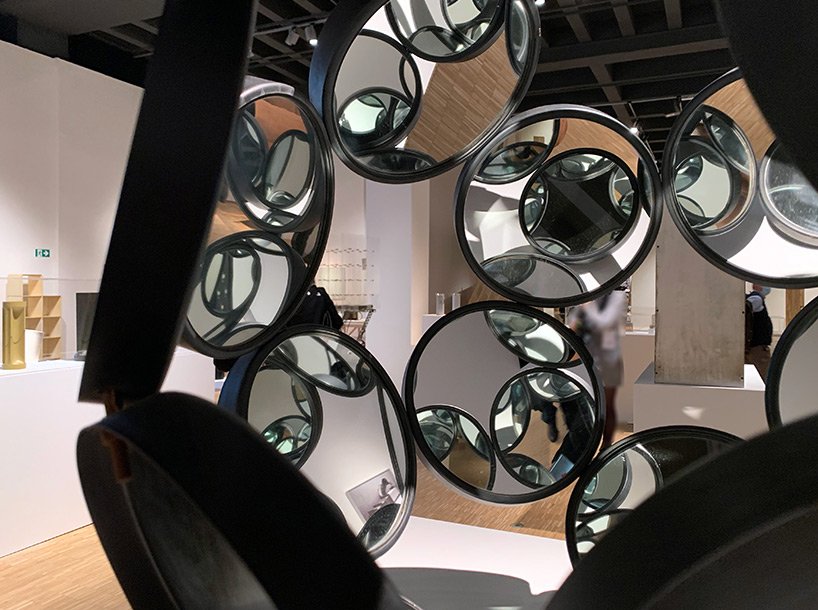 汉斯·乌尔里希·奥布里斯特 (hans ulrich obrist) 讨论米兰三年展恩佐·马里 (enzo mari) 展览的策展