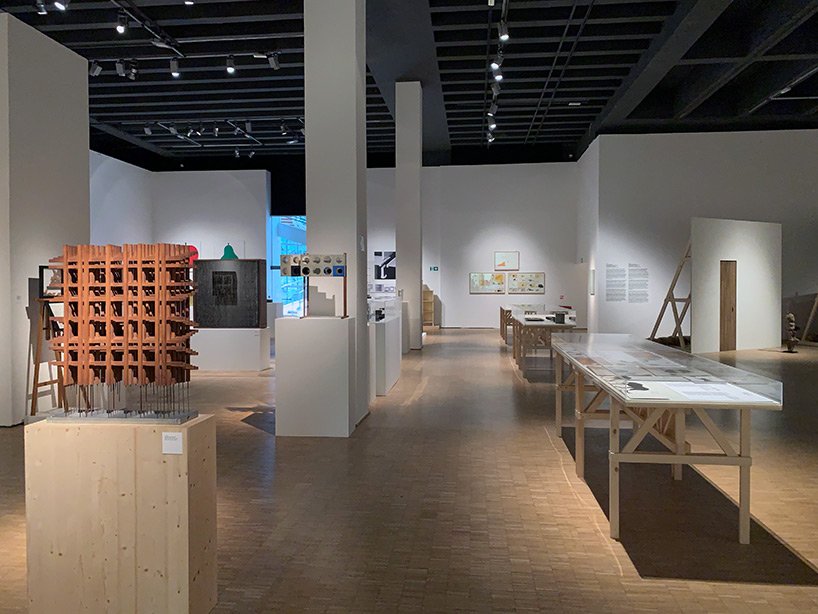 汉斯·乌尔里希·奥布里斯特 (hans ulrich obrist) 讨论米兰三年展恩佐·马里 (enzo mari) 展览的策展