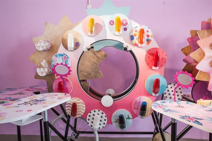 由 ARNO & DFROST 设计的 Essential Maker Shop 快闪店,德国柏林 由 ARNO & DFROST 设计的 Essential Maker Shop 快闪店,德国柏林