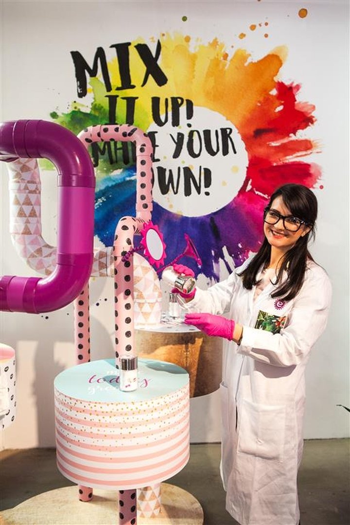 由 ARNO & DFROST 设计的 Essential Maker Shop 快闪店,德国柏林 由 ARNO & DFROST 设计的 Essential Maker Shop 快闪店,德国柏林