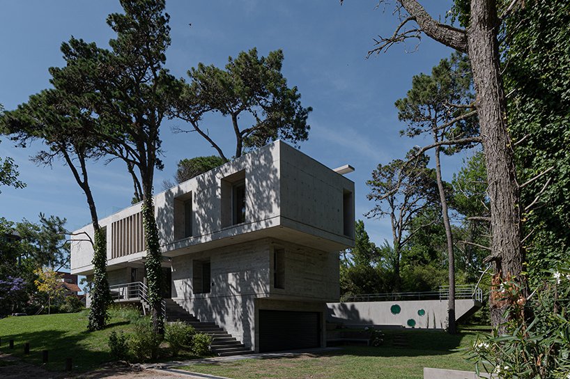 estudio galera 的“casa jacaranda”是一组不断生长和扩张的混凝土盒子 estudio galera 的“casa jacaranda”是一组不断生长和扩张的混凝土盒子