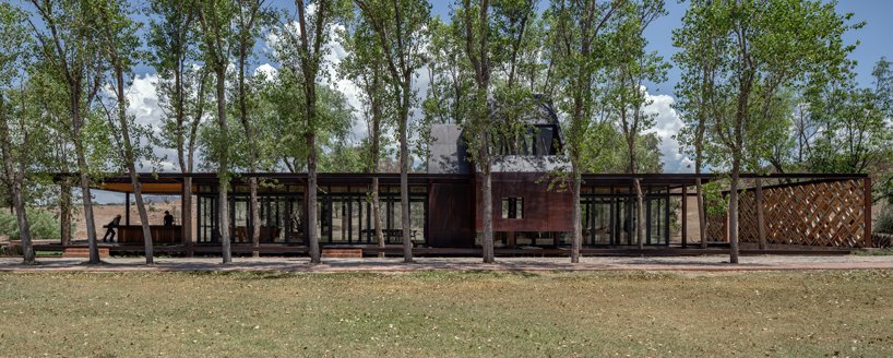 墨西哥乡村的“露台”由树干填充,由 fabian m escalante h 设计 墨西哥乡村的“露台”由树干填充,由 fabian m escalante h 设计