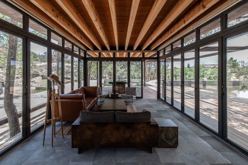 墨西哥乡村的“露台”由树干填充,由 fabian m escalante h 设计 墨西哥乡村的“露台”由树干填充,由 fabian m escalante h 设计