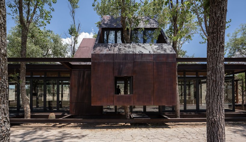 墨西哥乡村的“露台”由树干填充,由 fabian m escalante h 设计 墨西哥乡村的“露台”由树干填充,由 fabian m escalante h 设计