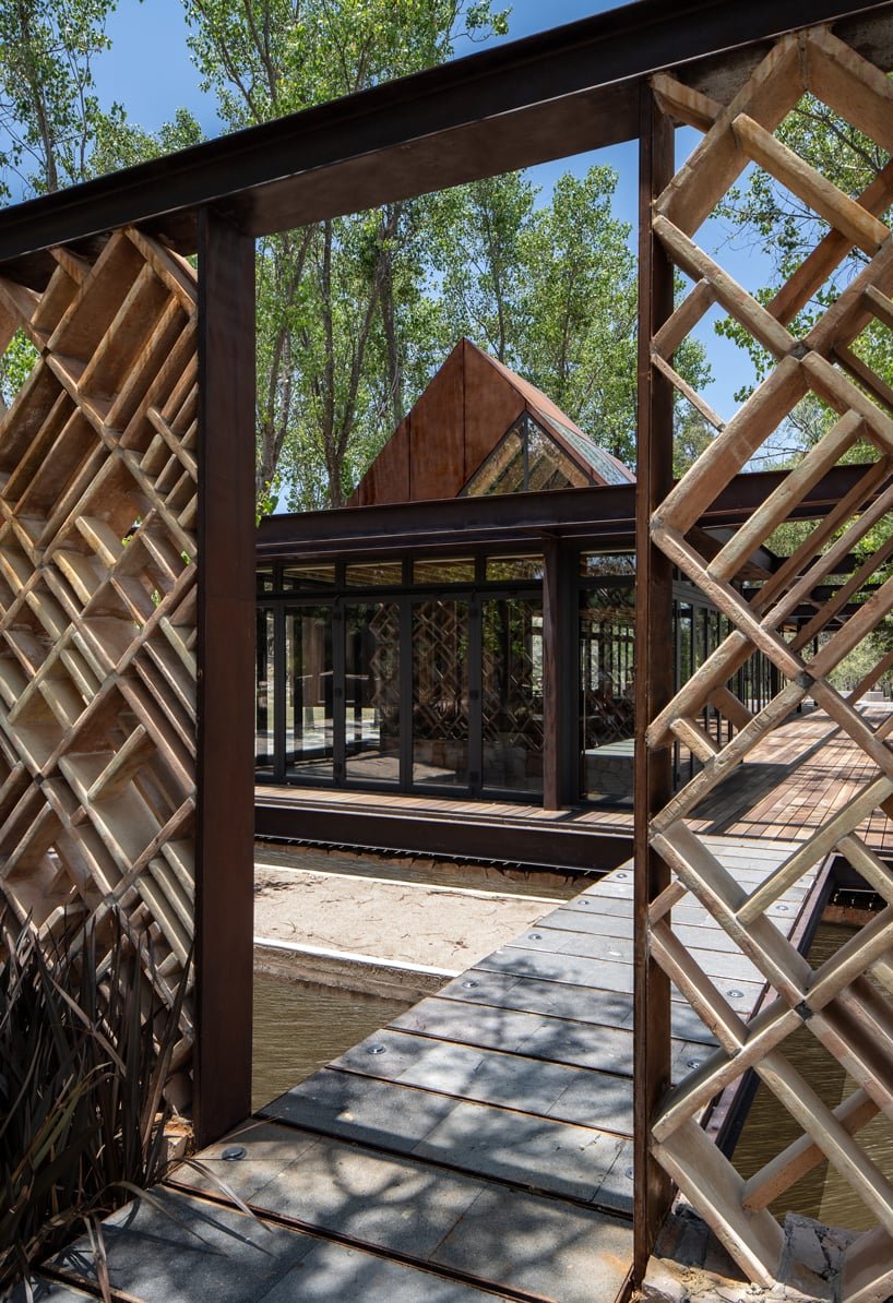 墨西哥乡村的“露台”由树干填充,由 fabian m escalante h 设计 墨西哥乡村的“露台”由树干填充,由 fabian m escalante h 设计