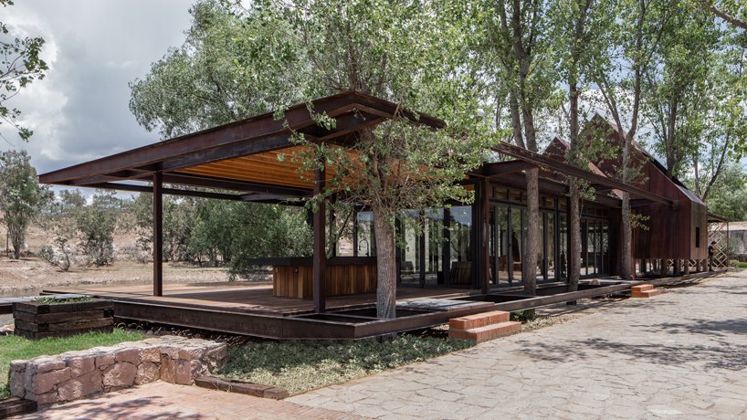 墨西哥乡村的“露台”由树干填充,由 fabian m escalante h 设计 墨西哥乡村的“露台”由树干填充,由 fabian m escalante h 设计