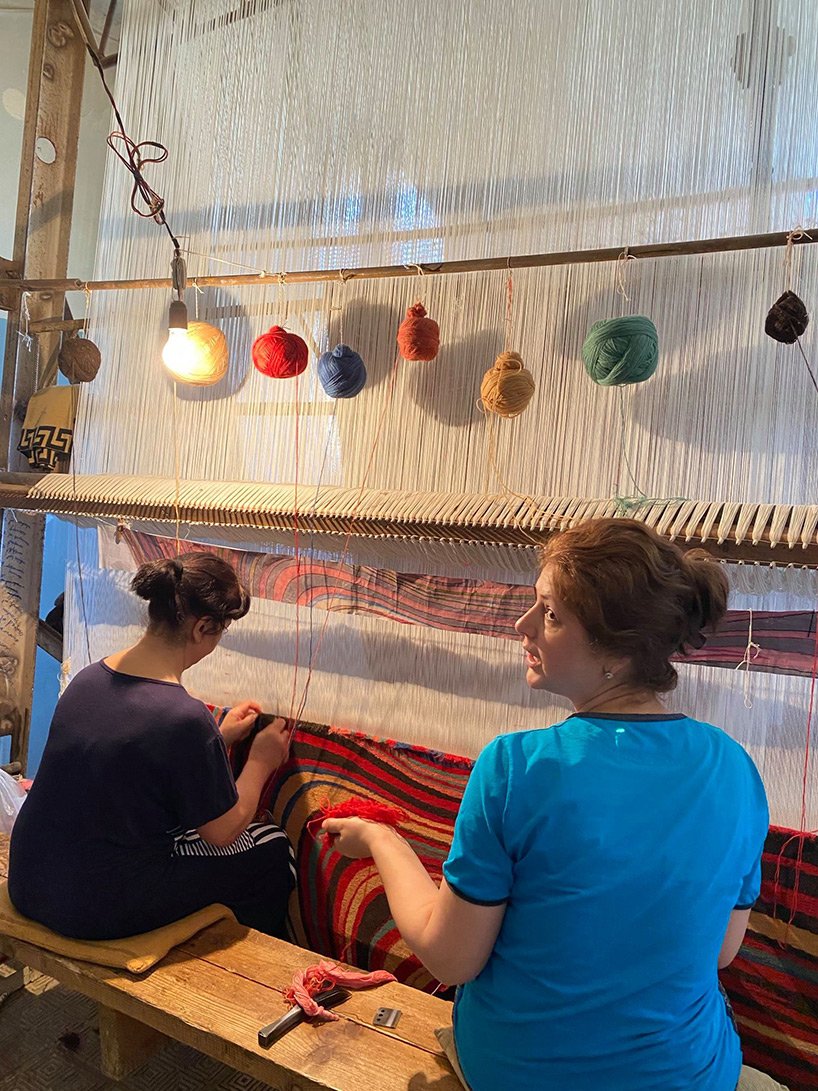 faig ahmed 的“怀疑”地毯似乎滴入了旋转的图案池中 faig ahmed 的“怀疑”地毯似乎滴入了旋转的图案池中