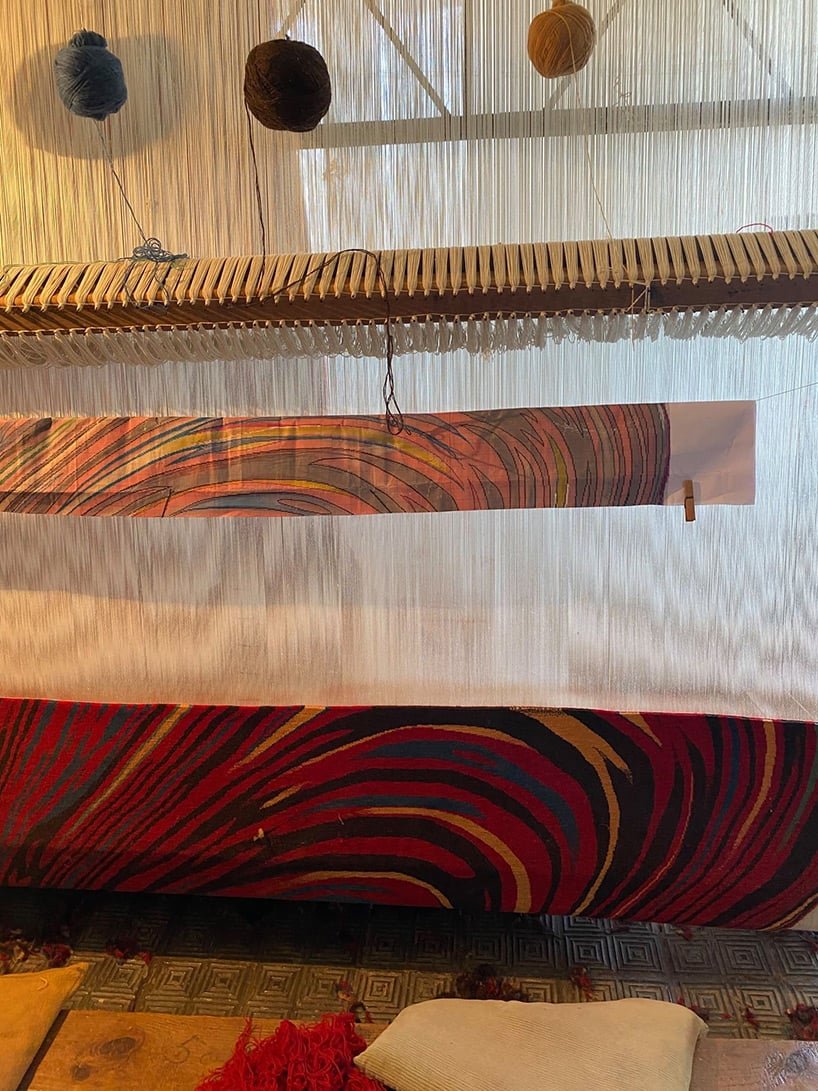 faig ahmed 的“怀疑”地毯似乎滴入了旋转的图案池中 faig ahmed 的“怀疑”地毯似乎滴入了旋转的图案池中