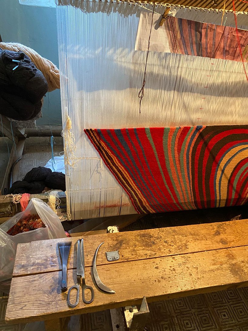 faig ahmed 的“怀疑”地毯似乎滴入了旋转的图案池中 faig ahmed 的“怀疑”地毯似乎滴入了旋转的图案池中