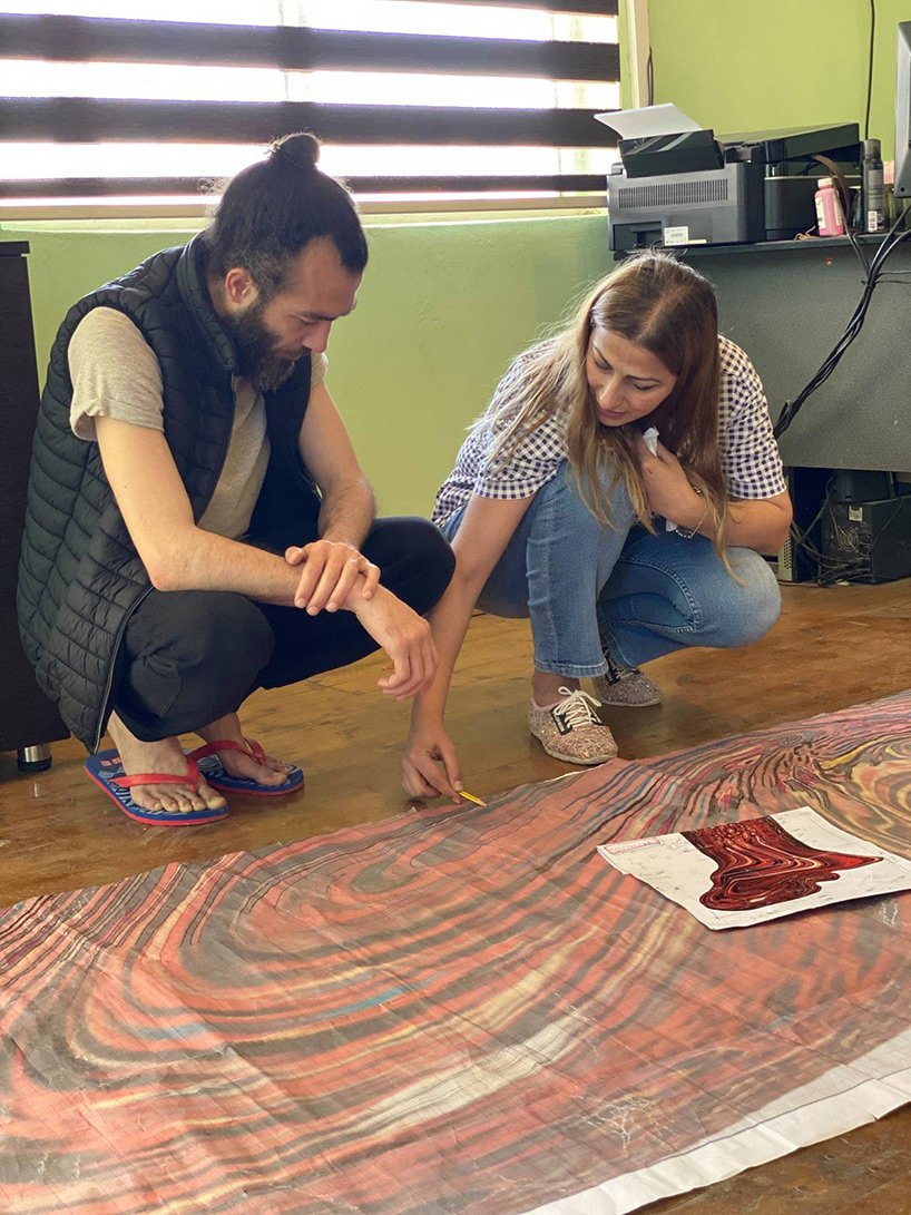 faig ahmed 的“怀疑”地毯似乎滴入了旋转的图案池中 faig ahmed 的“怀疑”地毯似乎滴入了旋转的图案池中