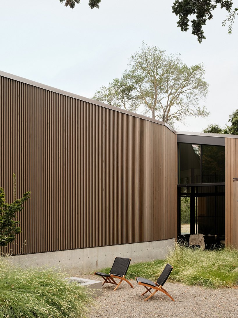 现场建筑将其黎明岭房屋分开,以容纳现有的橡树 现场建筑将其黎明岭房屋分开,以容纳现有的橡树