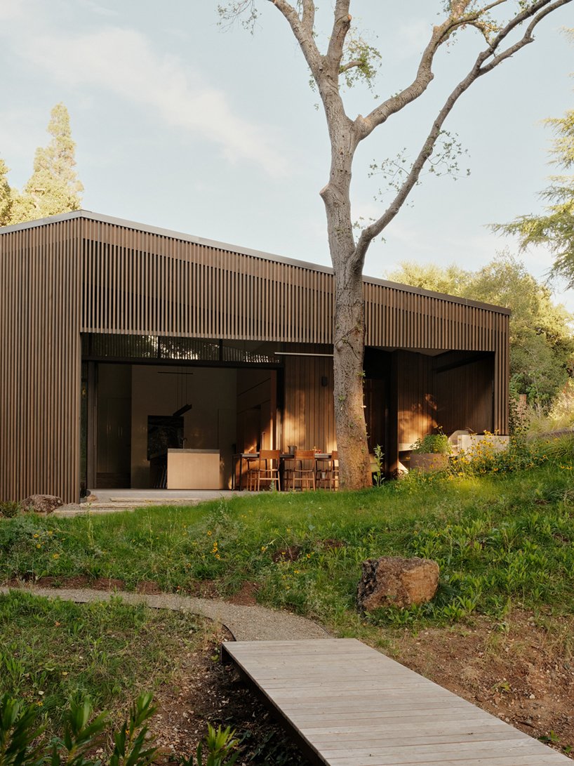 现场建筑将其黎明岭房屋分开,以容纳现有的橡树 现场建筑将其黎明岭房屋分开,以容纳现有的橡树