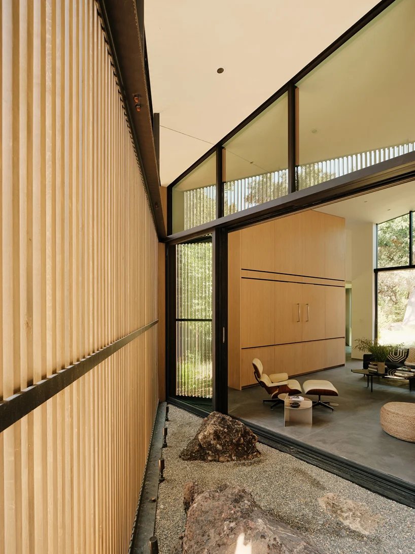 现场建筑将其黎明岭房屋分开,以容纳现有的橡树 现场建筑将其黎明岭房屋分开,以容纳现有的橡树