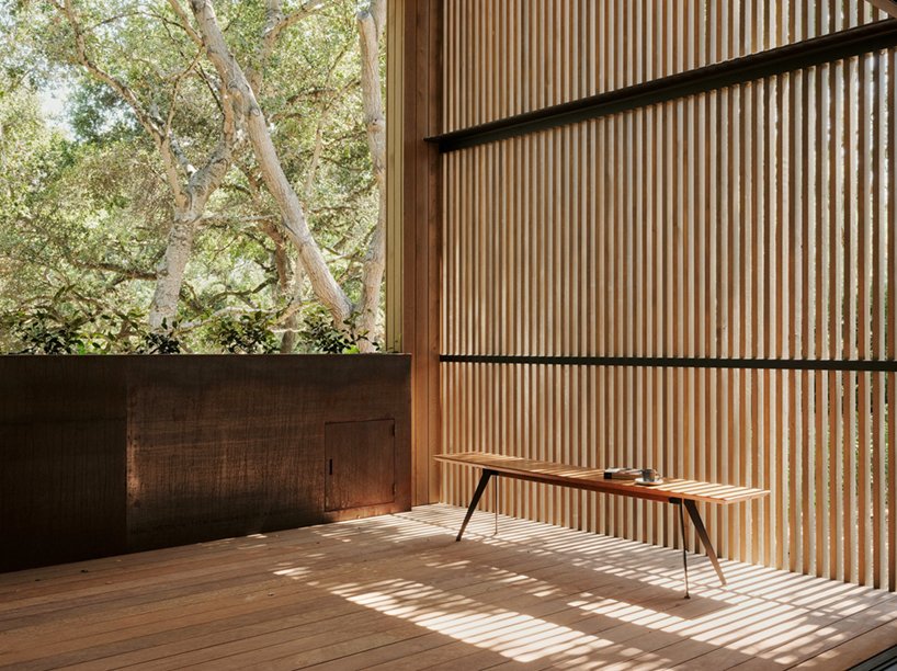 现场建筑将其黎明岭房屋分开,以容纳现有的橡树 现场建筑将其黎明岭房屋分开,以容纳现有的橡树