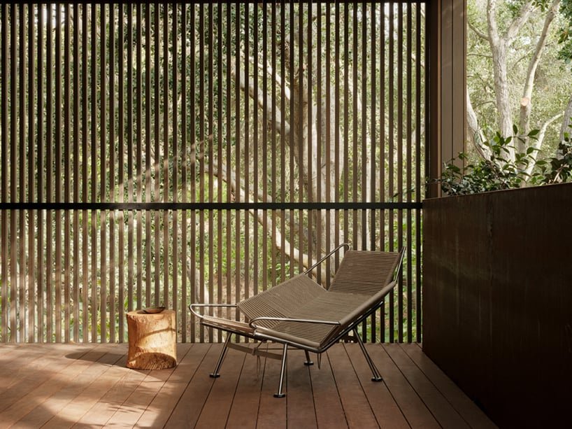 现场建筑将其黎明岭房屋分开,以容纳现有的橡树 现场建筑将其黎明岭房屋分开,以容纳现有的橡树