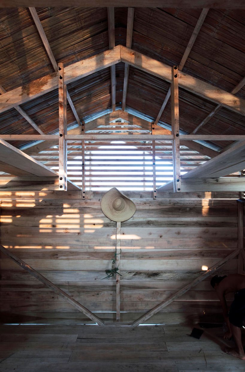 natura futura + juan carlos bamba 设计的渔民避难所漂浮在厄瓜多尔的一条河上