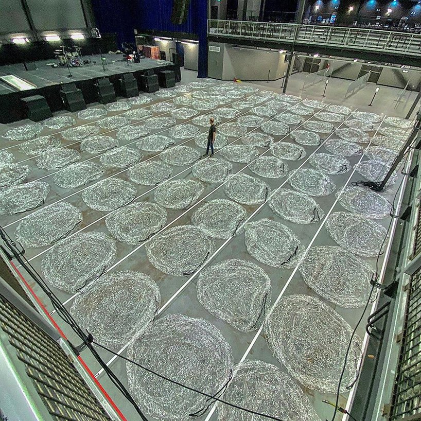 火红的嘴唇表演一场音乐会,乐队和歌迷都被塑料泡泡包裹着 火红的嘴唇表演一场音乐会,乐队和歌迷都被塑料泡泡包裹着