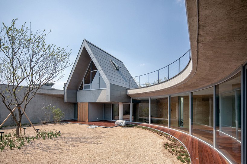 造型建筑师在韩国围绕一个有围墙的庭院设计了“瓦尔登住宅” 造型建筑师在韩国围绕一个有围墙的庭院设计了“瓦尔登住宅”