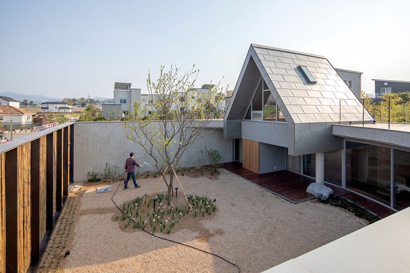 造型建筑师在韩国围绕一个有围墙的庭院设计了“瓦尔登住宅” 造型建筑师在韩国围绕一个有围墙的庭院设计了“瓦尔登住宅”