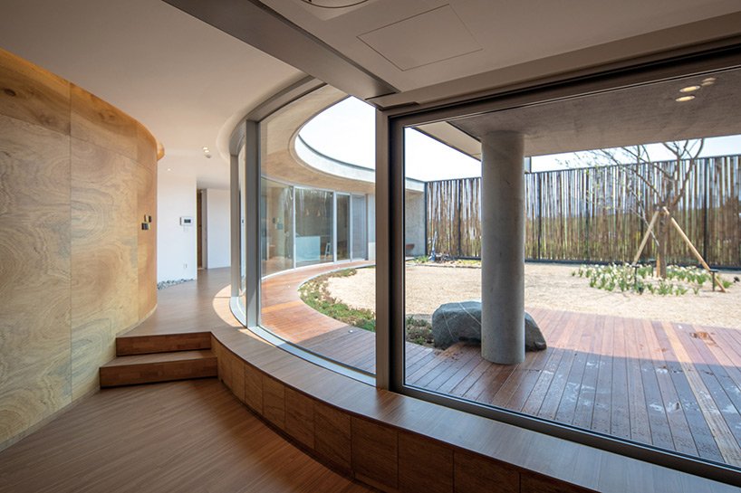 造型建筑师在韩国围绕一个有围墙的庭院设计了“瓦尔登住宅” 造型建筑师在韩国围绕一个有围墙的庭院设计了“瓦尔登住宅”