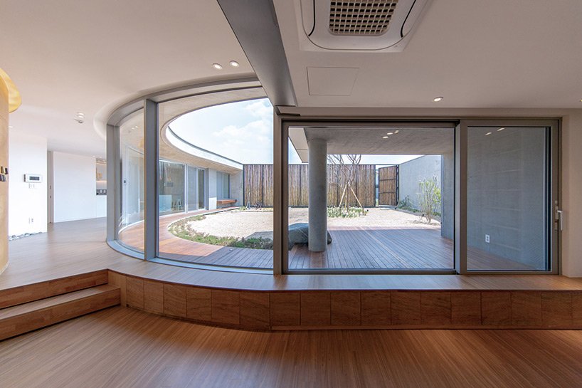 造型建筑师在韩国围绕一个有围墙的庭院设计了“瓦尔登住宅” 造型建筑师在韩国围绕一个有围墙的庭院设计了“瓦尔登住宅”